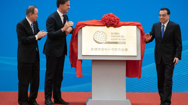 Ban Ki-Moon - Ex secrétaire général de l ONU - Mark Rutte Premier ministre Pays-Bas - Li Keqiang Premier ministre Chine - Pékin - Global Centre mondial pour l adaptation - Inauguration - Changements climatiques - Environnement Ban Ki-Moon - Ex secrétaire général de l ONU - Mark Rutte Premier ministre Pays-Bas - Li Keqiang Premier ministre Chine - Pékin - Global Centre mondial pour l adaptation - Inauguration - Changements climatiques - Environnement