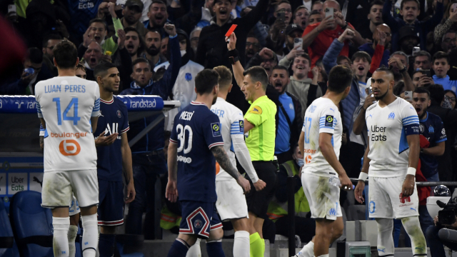 Achraf Hakimi écopant d'un carton rouge lors du match OM-PSG, dimanche 24 octobre 2021. Achraf Hakimi écopant d'un carton rouge lors du match OM-PSG, dimanche 24 octobre 2021.