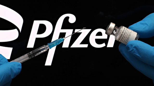 vaccin Pfizer - BioNtech - seringue - Covid-19 - 2 vaccin Pfizer - BioNtech - seringue - Covid-19 - 2