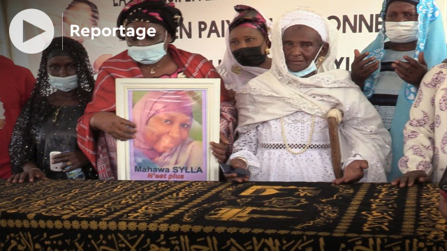 Vidéo. Guinée: Vive émotion à l'inhumation de M’mah Sylla, la femme violée et tuée par des médecins Vidéo. Guinée: Vive émotion à l'inhumation de M’mah Sylla, la femme violée et tuée par des médecins
