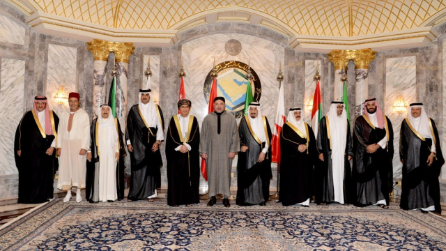 Le roi Mohammed VI en compagnie des rois et chefs d&#039;Etats du CCG