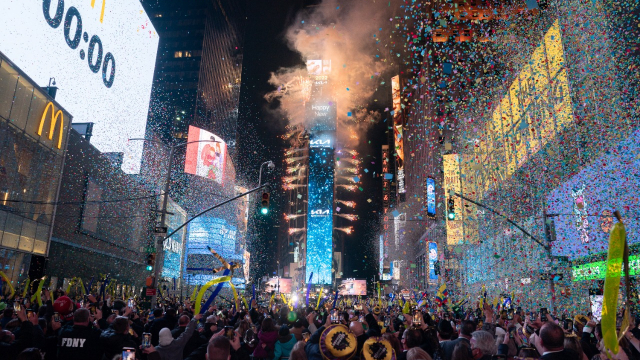 Nouvel An - Times Square - NYC - New York - Etats-Unis - Confettis - Foule - Covid-19 - Omicron - Minuit - 1er janvier 2022