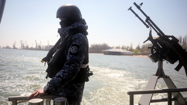 Des gardes-frontières ukrainiens patrouillent en mer d&#039;Azov au large de la ville de Marioupol, le 30 avril 2021.