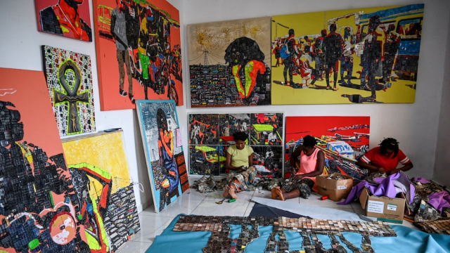 En Côte d'Ivoire, des téléphones usagés finissent en oeuvres d'art En Côte d'Ivoire, des téléphones usagés finissent en oeuvres d'art