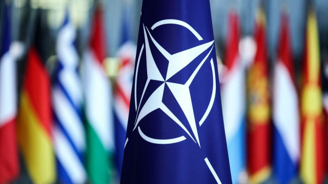Drapeau de l Organisation du Traité de l&#039;Atlantique Nord - OTAN - Siège de l alliance - Bruxelles - NATO