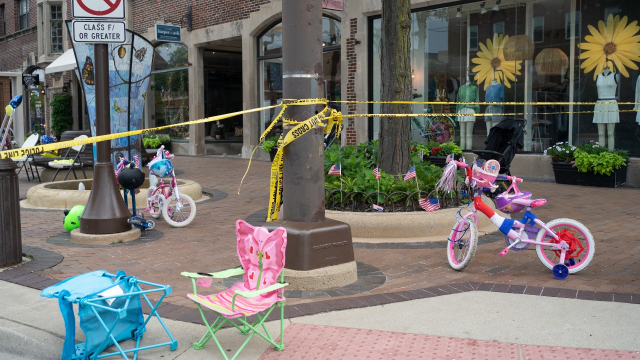 Tuerie Etats-Unis - Fusillade - Highland Park - Illinois - Près de Chicago - Poussettes tricycles et chaises pliables abandonnés - Scène de crime