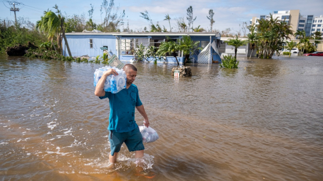 Ouragan Ian - Floride - Etats-Unis - Changement climatique - Inondation - Dégâts matériels - Bouteilles d eau - Organisation des premiers secours - Fort Myers - Sauvetages