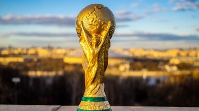 Le trophée de la Coupe du monde de foot