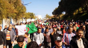  Des milliers d&#039;Algériens manifestent contre un 5e mandat de Bouteflika