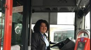 Femme chauffeur de bus 