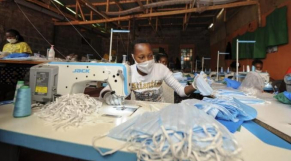 Une unité de fabrication de masques au Cameroun