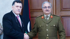 le chef du gouvernement d’union, Fayez Al-Sarraj, et son rival, le maréchal Khalifa Haftar, homme fort de l’est du pays
