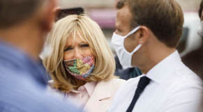 Brigitte Macron porte un masque signé Mehdi Qotbi.