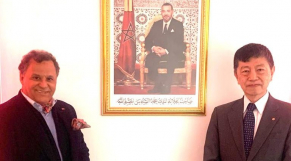 De g à d: Mehdi Qotbi, président de la Fondation nationale des musées, et Shinozuka Takashi, ambassadeur du Japon au Maroc