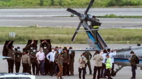 Le président colombien Ivan Duque, entouré de ses gardes du corps, près de son hélicoptère sur l’aéroport de Cucuta, le 25 juin 2021.