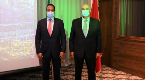 De g à d: Ato Ahmed Shide, ministre éthiopien des Finances et Mostafa Terran PDG du groupe OCP.