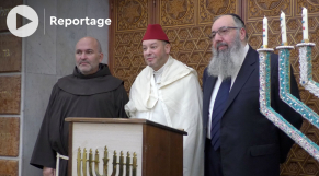 Cover Vidéo - Casablanca: juifs, chrétiens et musulmans célèbrent Hanouka main dans la main