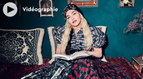 Cover - Vidéographie: Madonna prend la pose dans son beau salon marocain