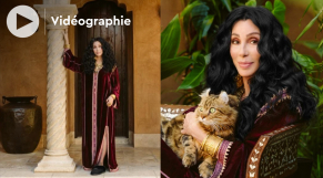 cover: La chanteuse américaine Cher pose en caftan dans sa maison, ce temple de l’artisanat marocain