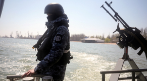 Des gardes-frontières ukrainiens patrouillent en mer d&#039;Azov au large de la ville de Marioupol, le 30 avril 2021.