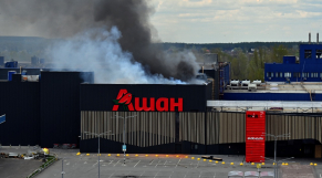 Ukraine - Guerre en Ukraine - Kharkiv - Bombardement - Colonne de fumée - Invasion russe - Supermarché Auchan