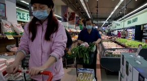 Chine - Covid-19 - Recrudescence des cas de Covid- Confinement - Pékin - Supermarchés - Approvisionnement dans un supermarché en Chine