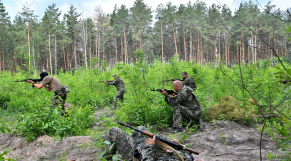 Des combattants de l&#039;unité de défense territoriale, une force de soutien à l&#039;armée régulière ukrainienne, participent à un exercice dans le cadre des classes régulières de tactiques de combat, non loin de Bucha, dans la région de Kiev, le 17 juin 2022.