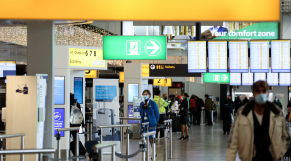 Des passagers marchent à l&#039;aéroport de Schiphol le 29 novembre 2021.