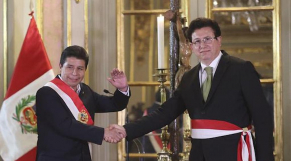Le président péruvien, Pedro Castillo Terrones, avec l&#039;ex-ministre des AE, Miguel Rodríguez Mackay. 