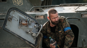 Ukraine - Guerre en Ukraine - Soldat ukrainien - Kupiansk - Kharkiv - Véhicule blindé