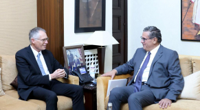 Le chef du Gouvernement, Aziz Akhannouch avec Carlos Tavares, CEO du groupe multinational «Stellantis», le mercredi 9 novembre 2022 à Rabat.