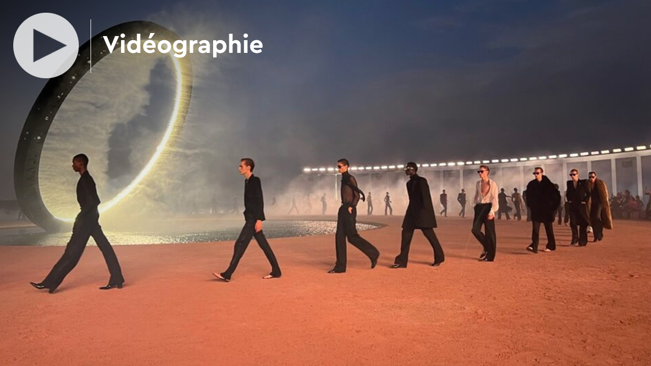 Voyage au cœur du défilé Saint Laurent dans le désert d’Agafay, au