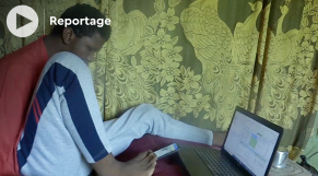 Mali: électrocuté, il perd ses bras et devient infographiste autodidacte travaillant avec ses pieds 