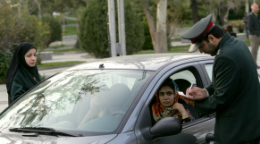 Iran - Téhéran - Police des mœurs - Contrôle de la tenue vestimentaire d une femme - Port du hijab - Régime des mollahs - Iraniennes