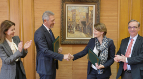 Signature du contrat de cession entre Holmarcom et Crédit Agricole S.A. - 