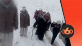 cover Video - Le360.ma • مواطنون بأزيلال يكسرون حصار الثلوج بحثا عن الأكل والدفء