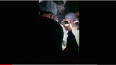opération chirurgicale dans un hopital avec la lumière des portables
