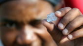 Vidéos. Afrique du Sud: folle ruée vers des diamants ramassés à même le sol