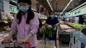 Chine - Covid-19 - Recrudescence des cas de Covid- Confinement - Pékin - Supermarchés - Approvisionnement dans un supermarché en Chine