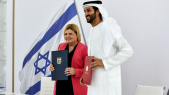 Le ministre émirati de l&#039;Economie Abdallah bin Touq Al Marri et son homologue israélienne Orna Barbivai, lors de la signature d&#039;un accord de libre-échange, le 31 mai 2022 à Dubaï.
