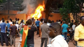 Burkina: les images de la destruction de l&#039;ambassade de France par les manifestants